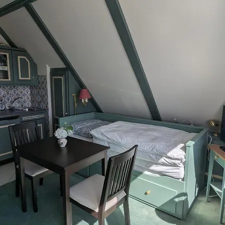Mini-wohnung-mit-dachschraege-im-friesischen-stil Appartement